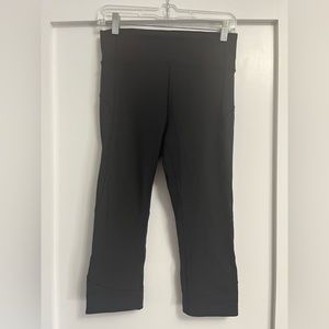 Lululemon Women’s In Motion Crop Leggings size 8 (black)